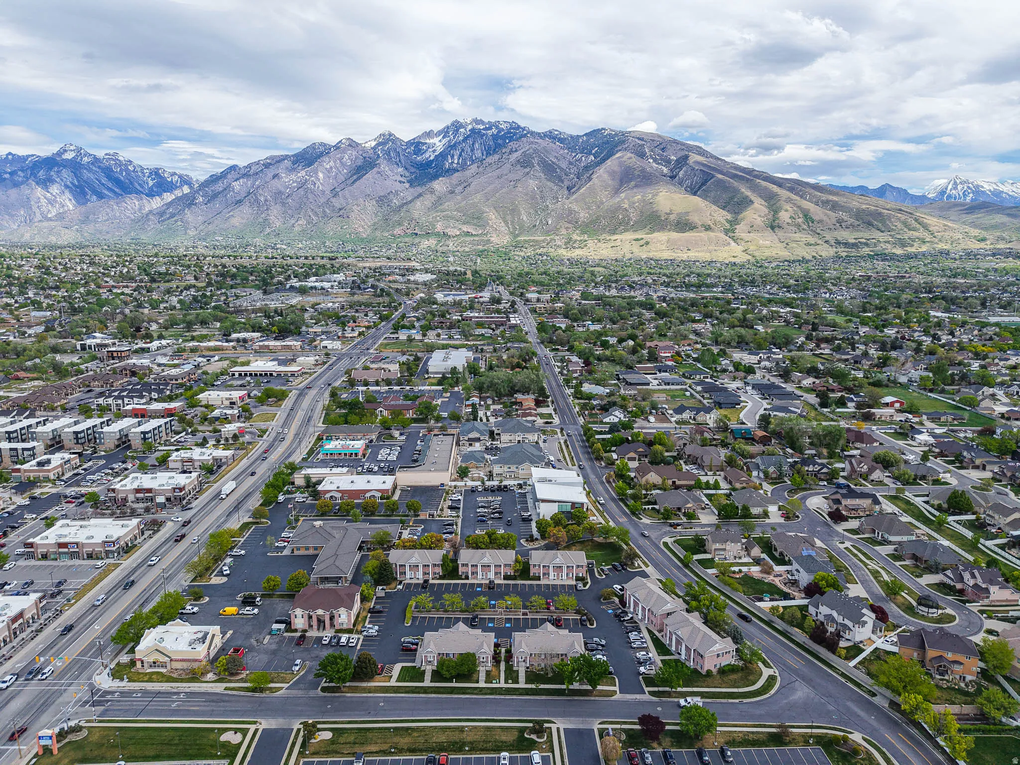 Aerial view of property's location featuring a mountainous background