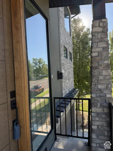 Stone and stucco exterior detailing