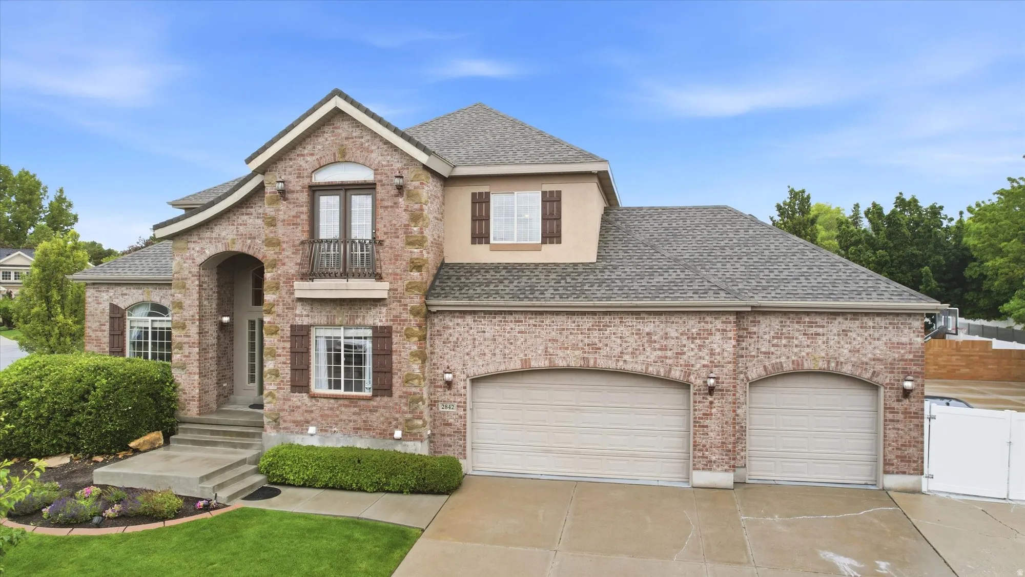 Brick and stucco exterior with an arched entryway