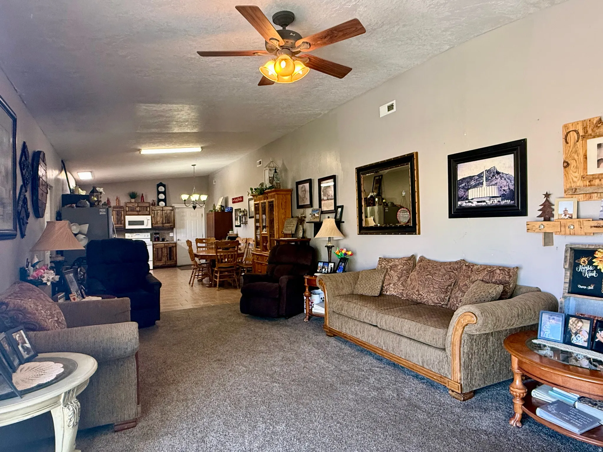 Open concept living area with ceiling fan and recessed lighting