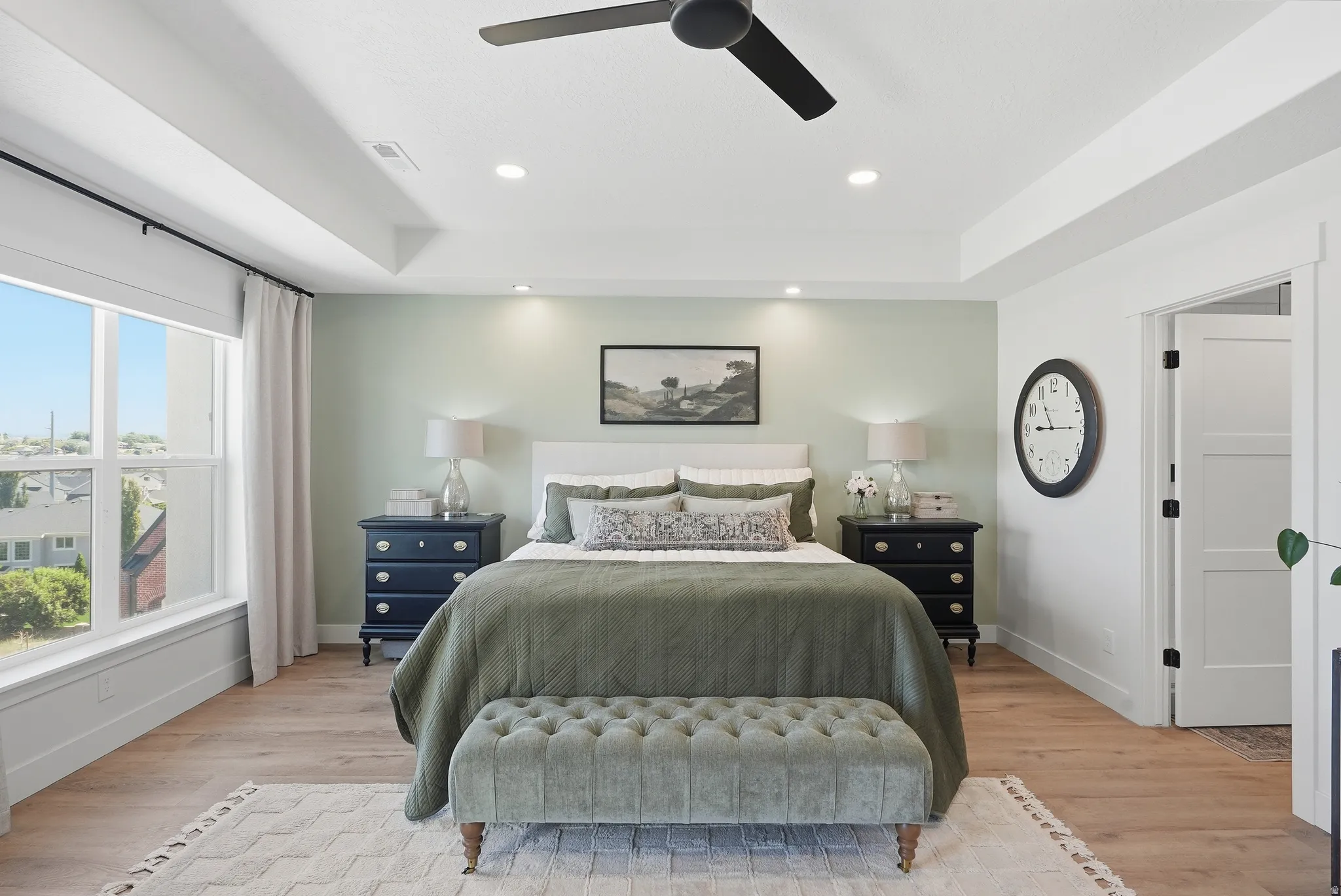 Recessed lighting illuminating a tray ceiling with a ceiling fan