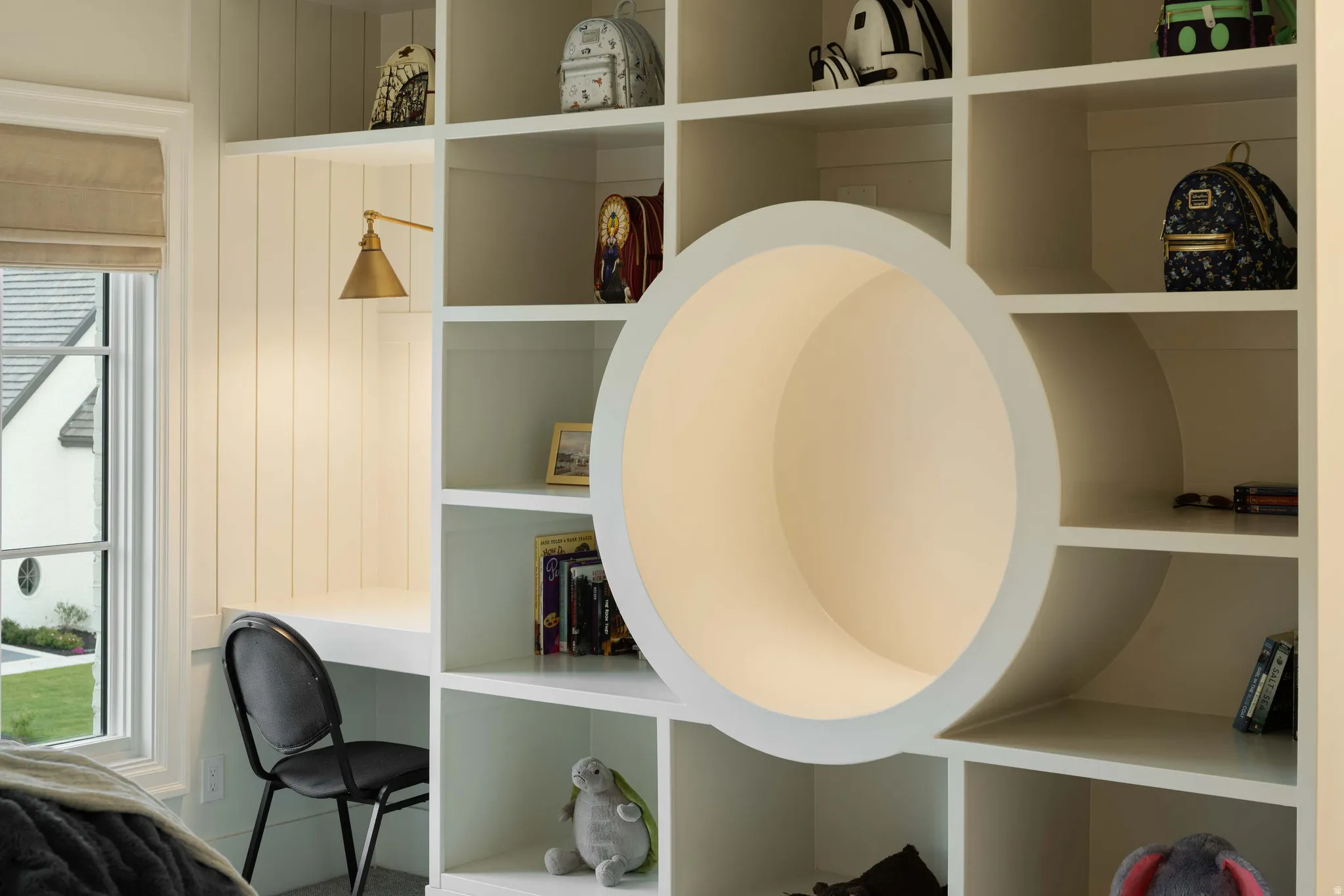 Built-in shelving unit with an integrated circular nook