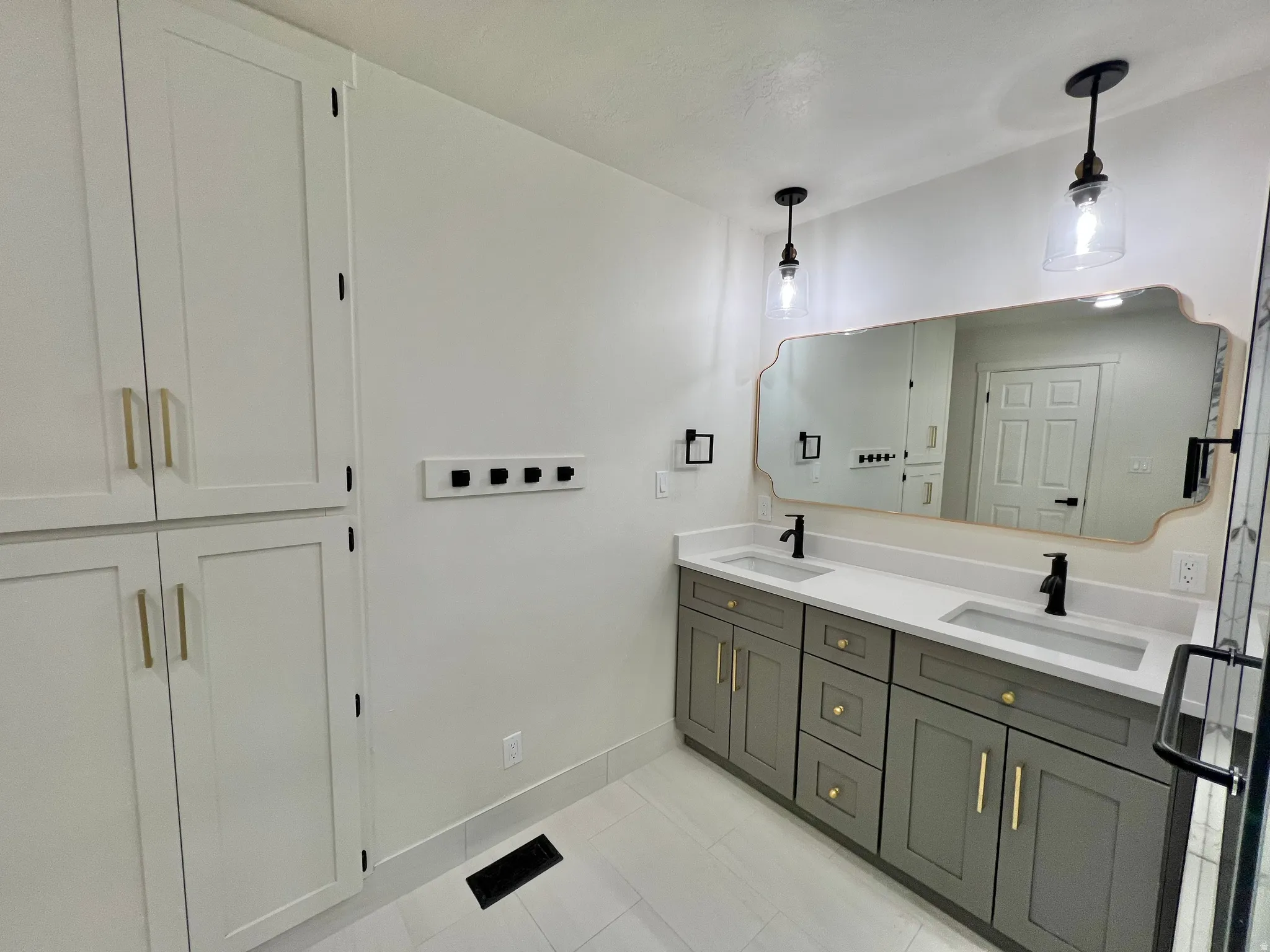 Dual vanity with integrated sinks and a light-colored countertop