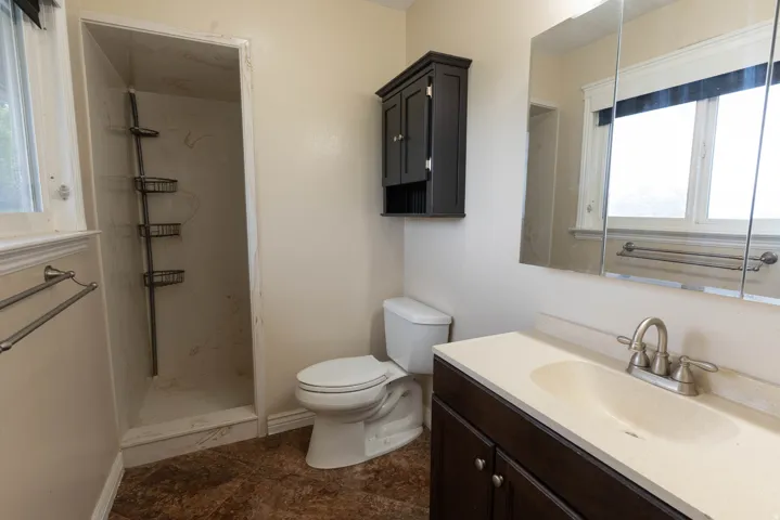 Thee quarter bathroom  with window, where you can see the golf course !