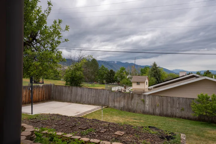 Fully fenced, and terraced, back yard, fun for everyone !