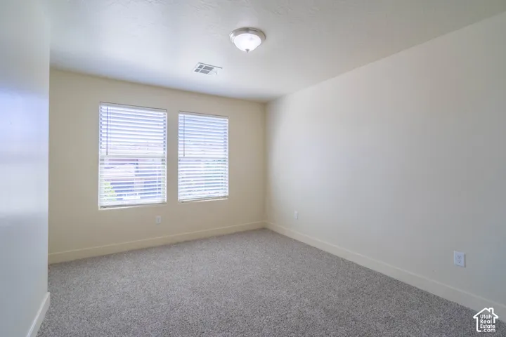 Neutral wall paint with textured carpeting