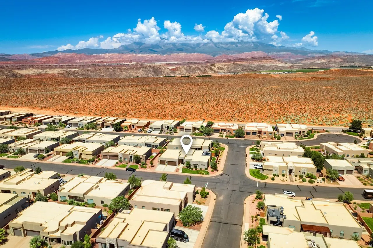 Aerial view of property in community
