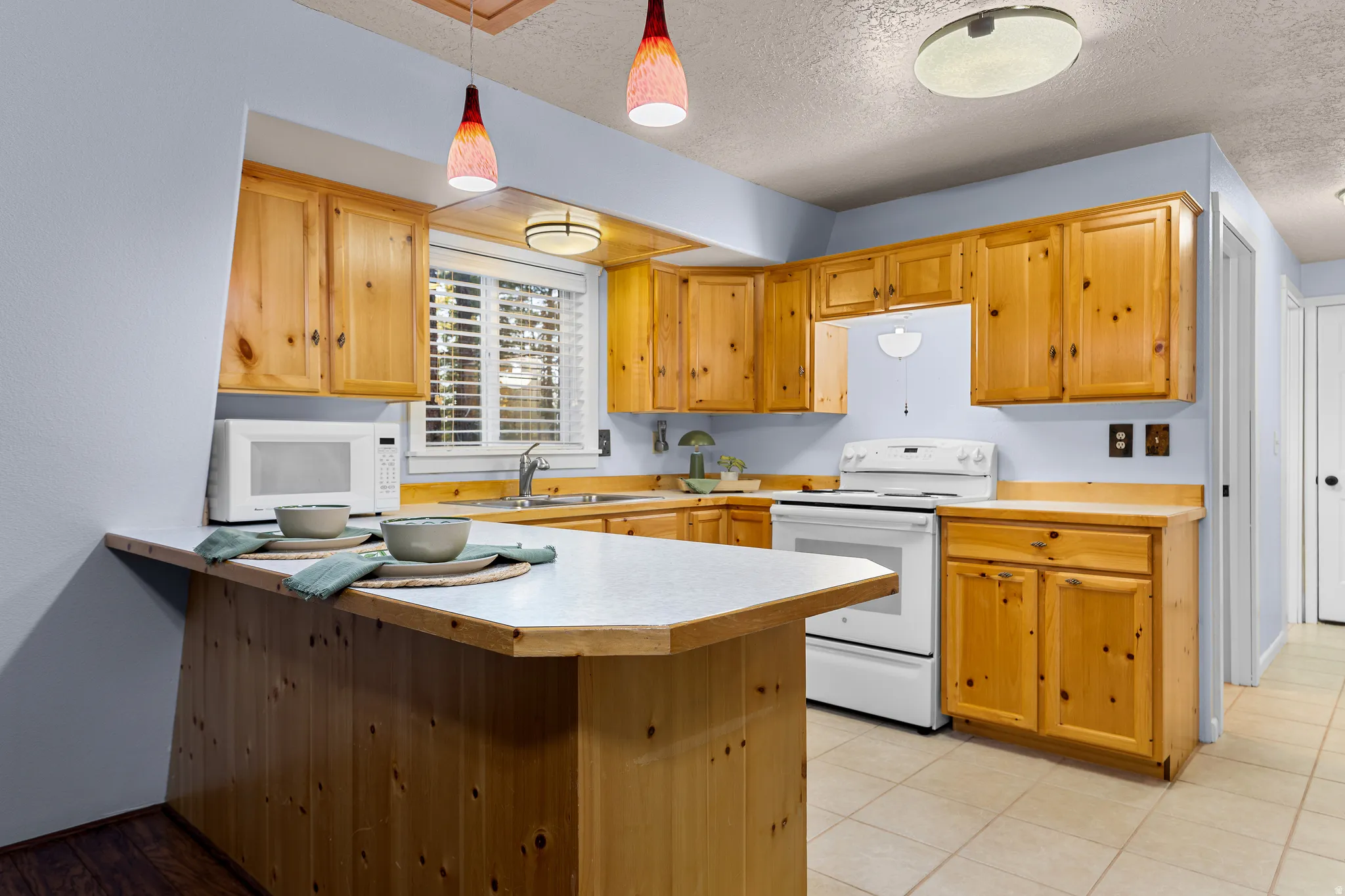 Kitchen with Breakfast Bar
