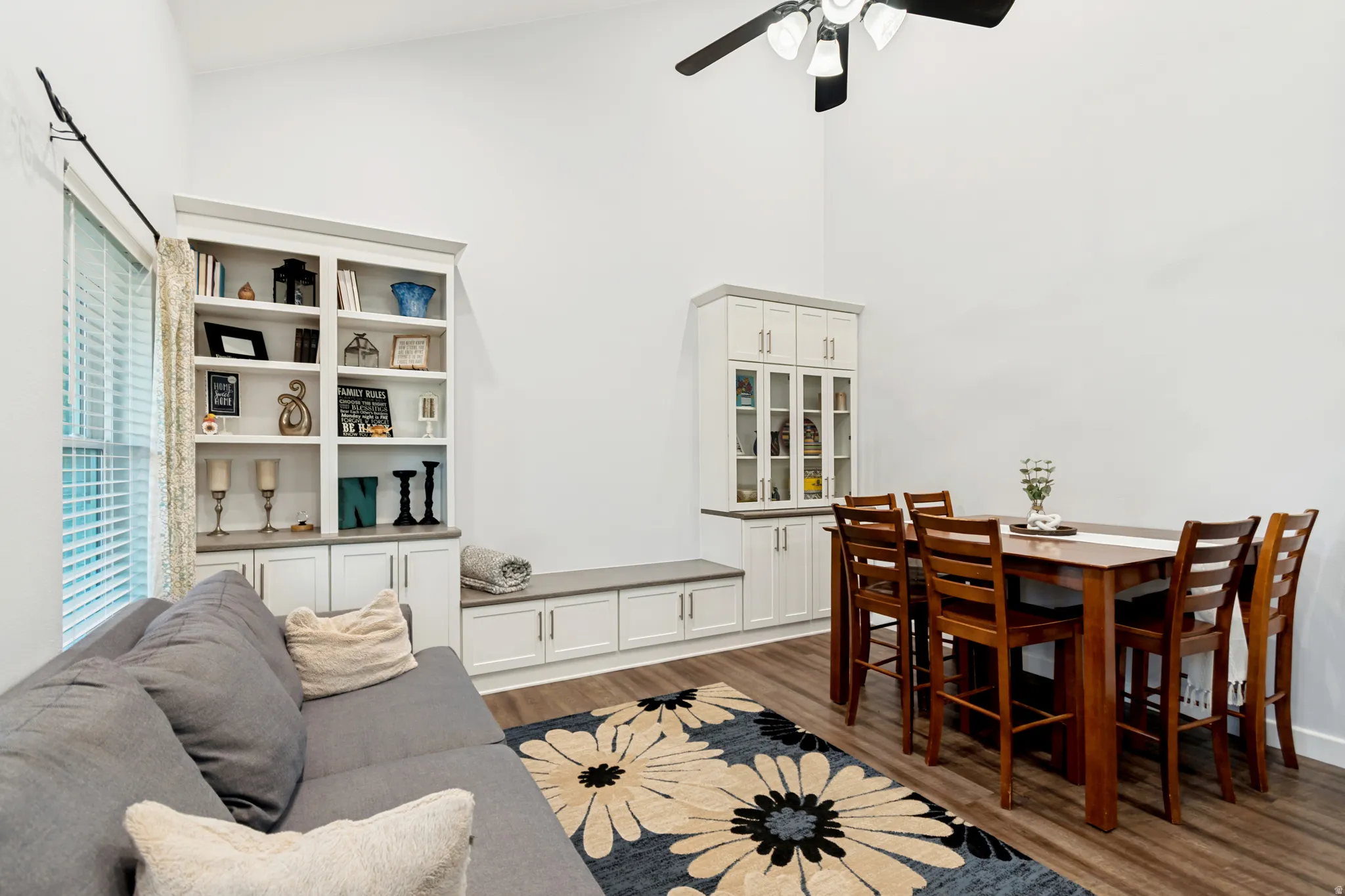 Vaulted ceiling with a ceiling fan light fixture