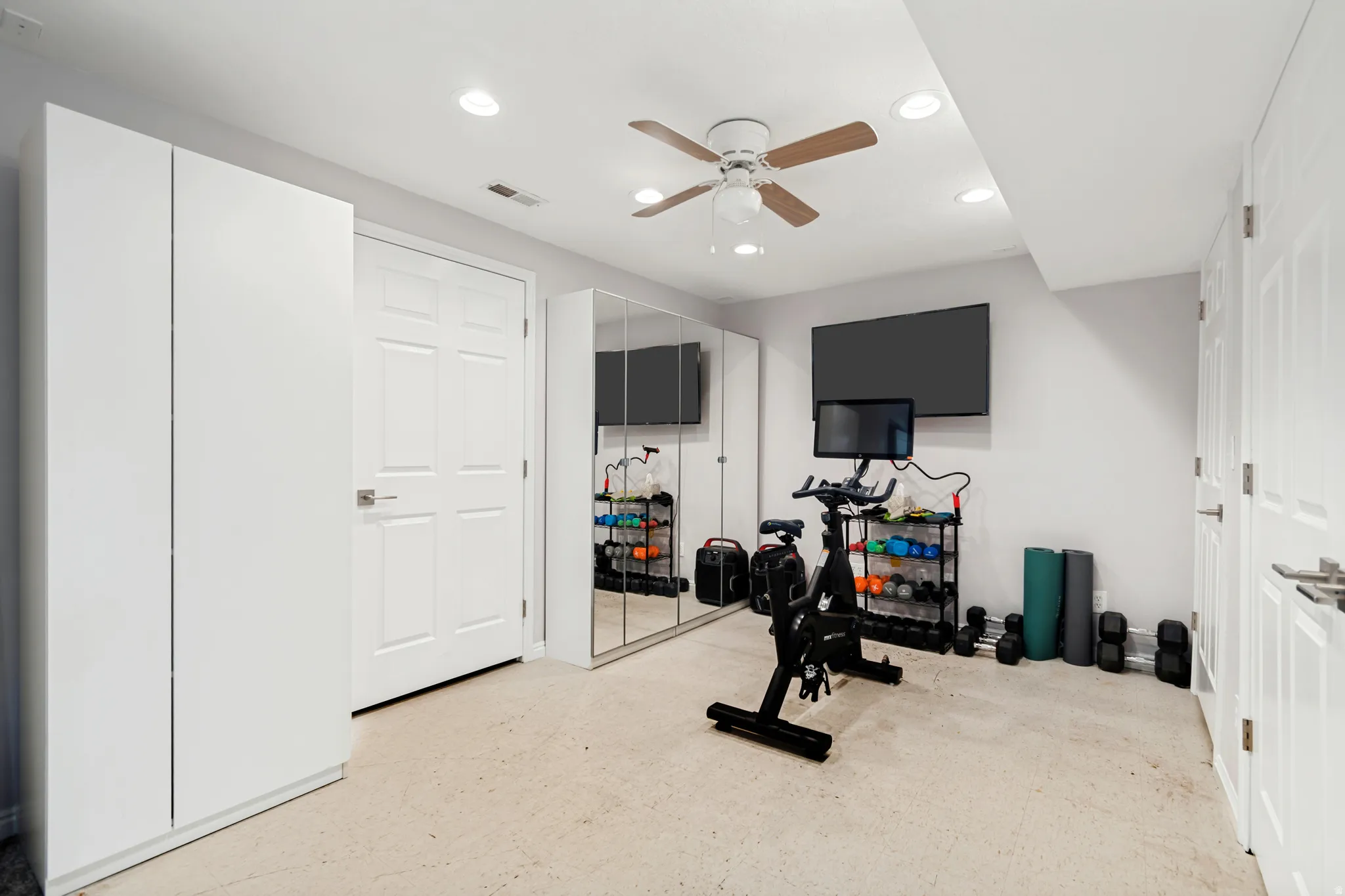 Versatile room featuring recessed lighting and a ceiling fan, offering ample space for various uses