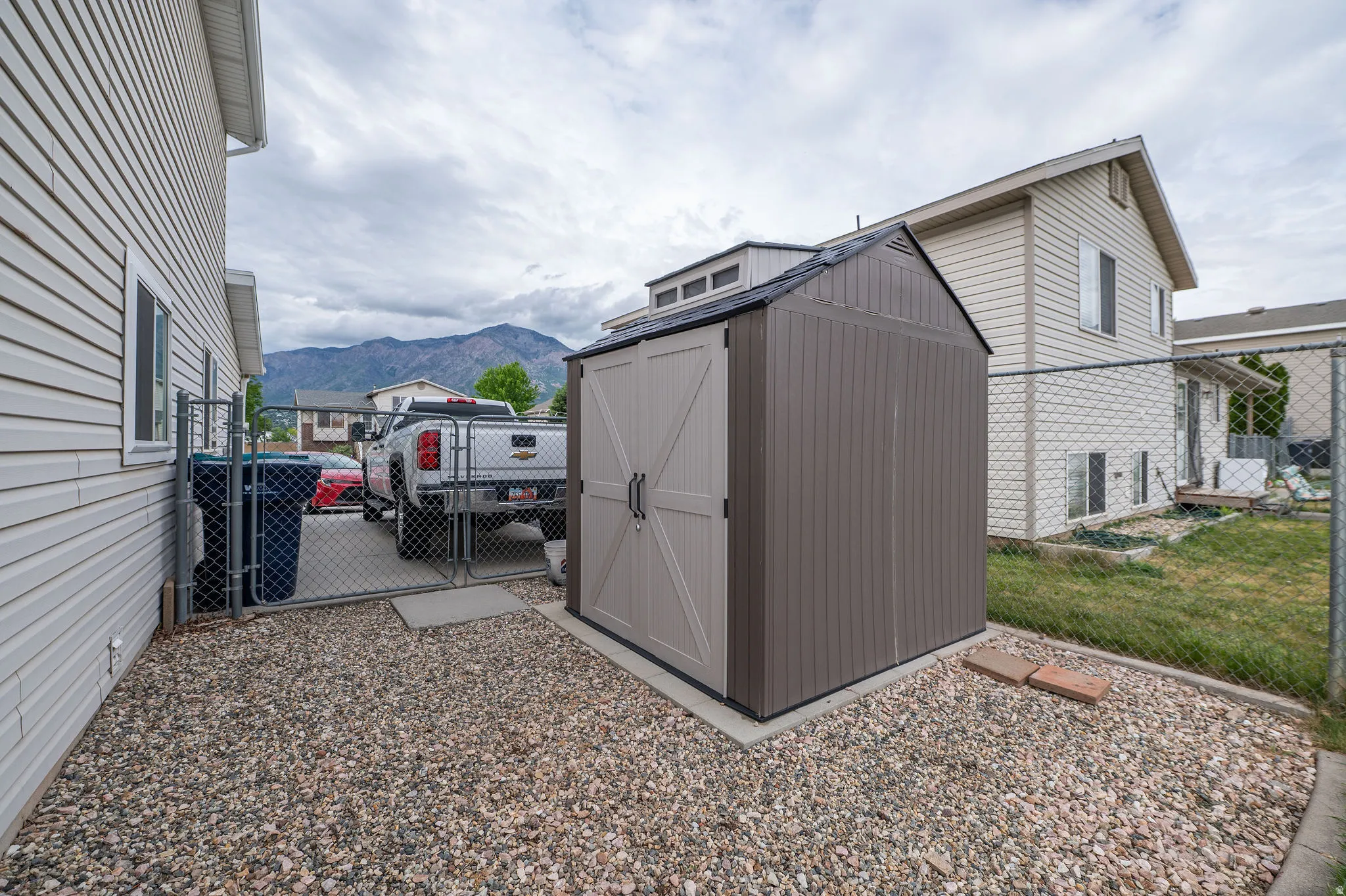 Gable-roof storage shed with dual front doors