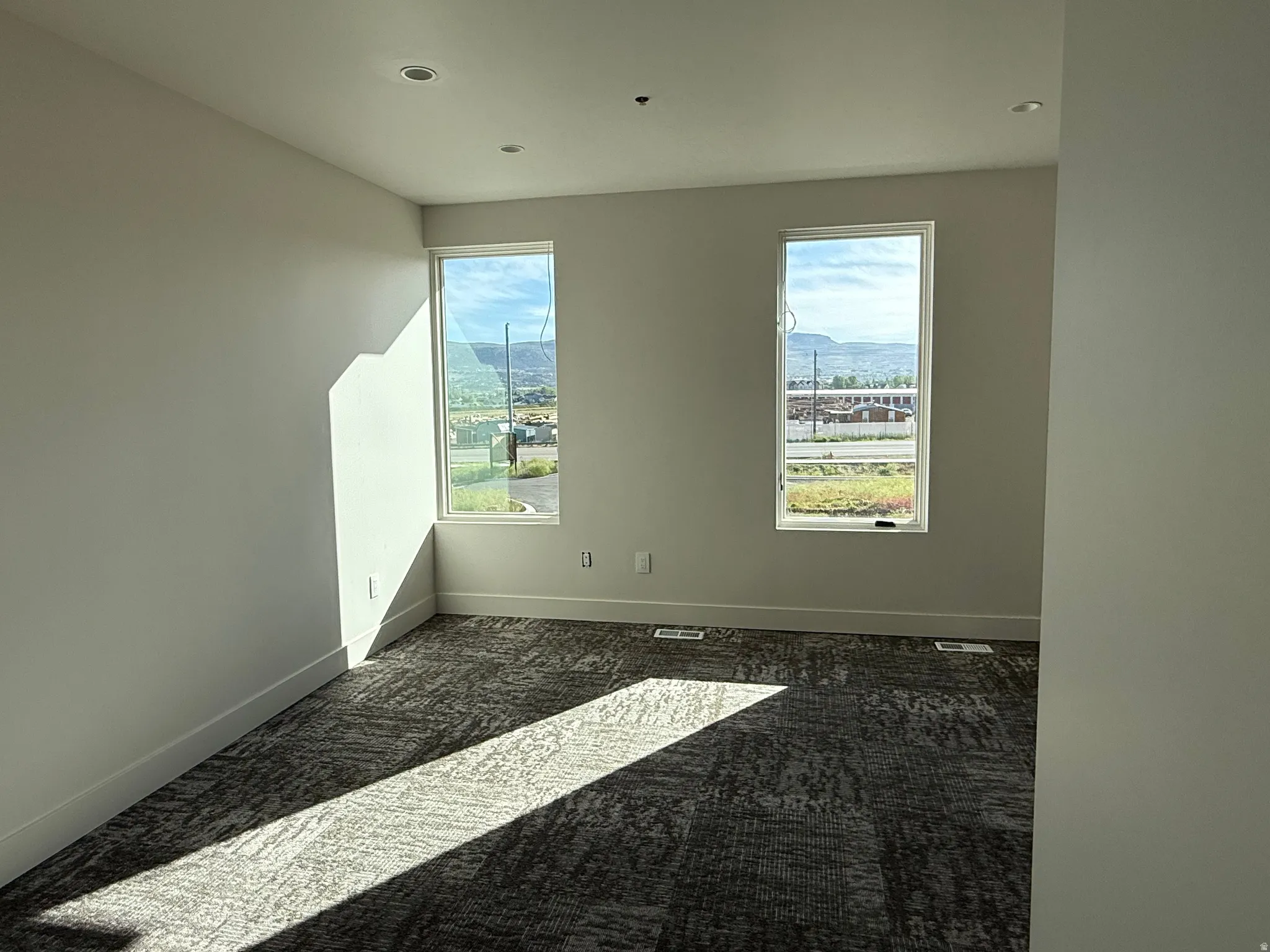 Neutral wall finishes and patterned carpet flooring
