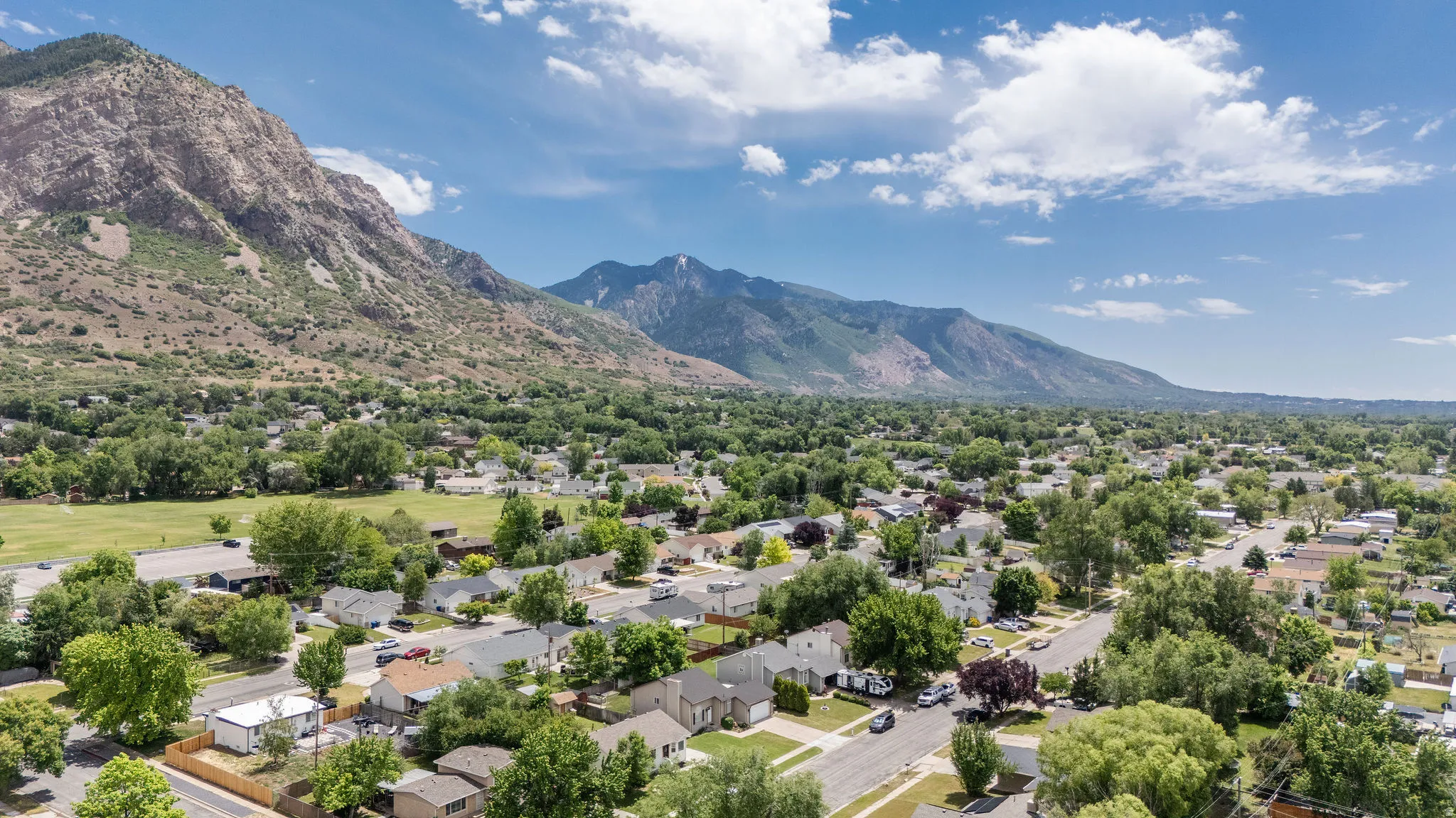 Ogden Canyon, river, walking trail, 3 ski resorts & Pineview Reservoir all a quick drive away