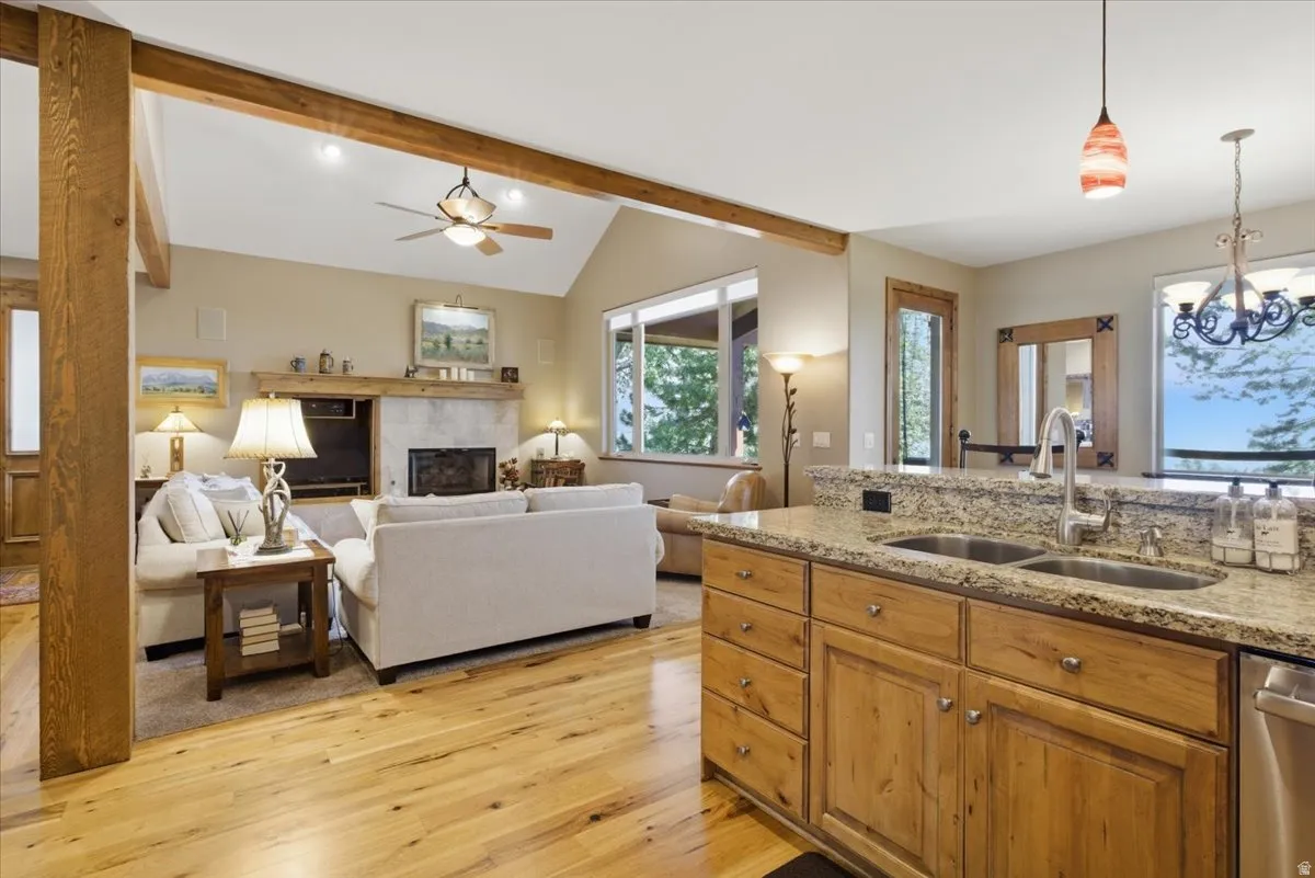 Kitchen featuring an open concept layout