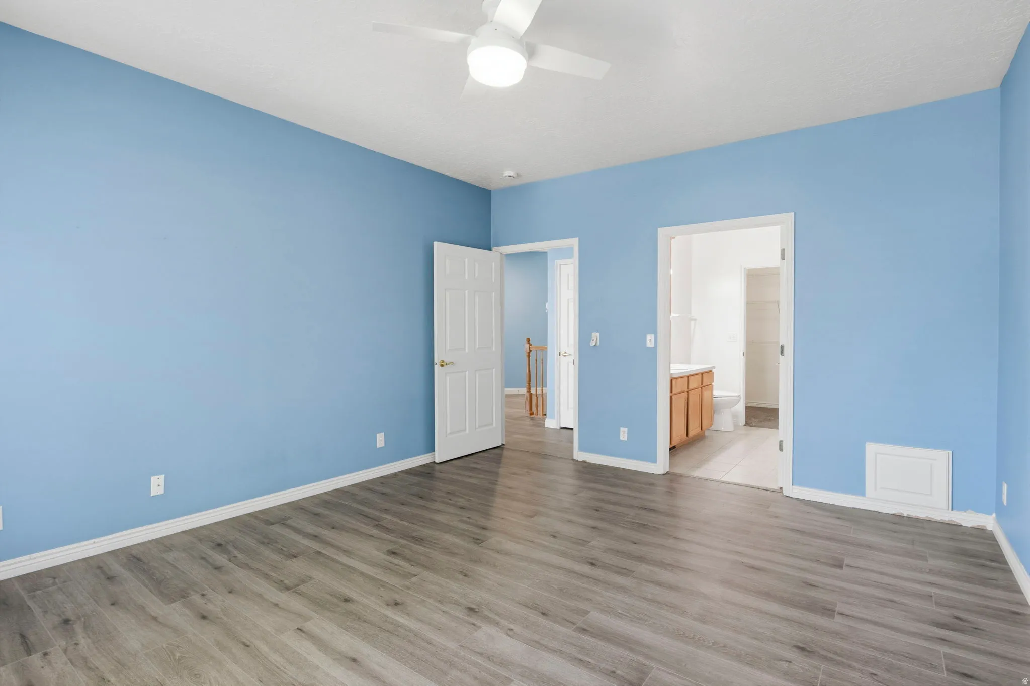 Master Bedroom with en suite bathroom