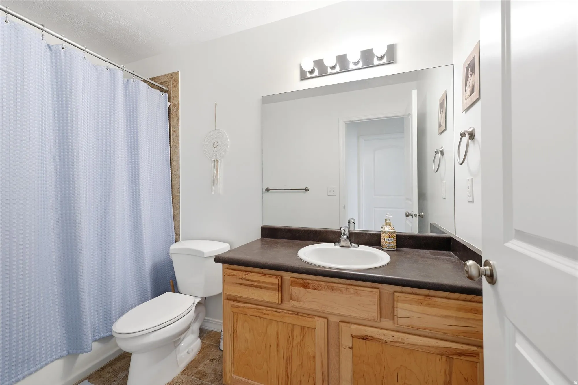 Upstairs Bathroom with full tub & shower.