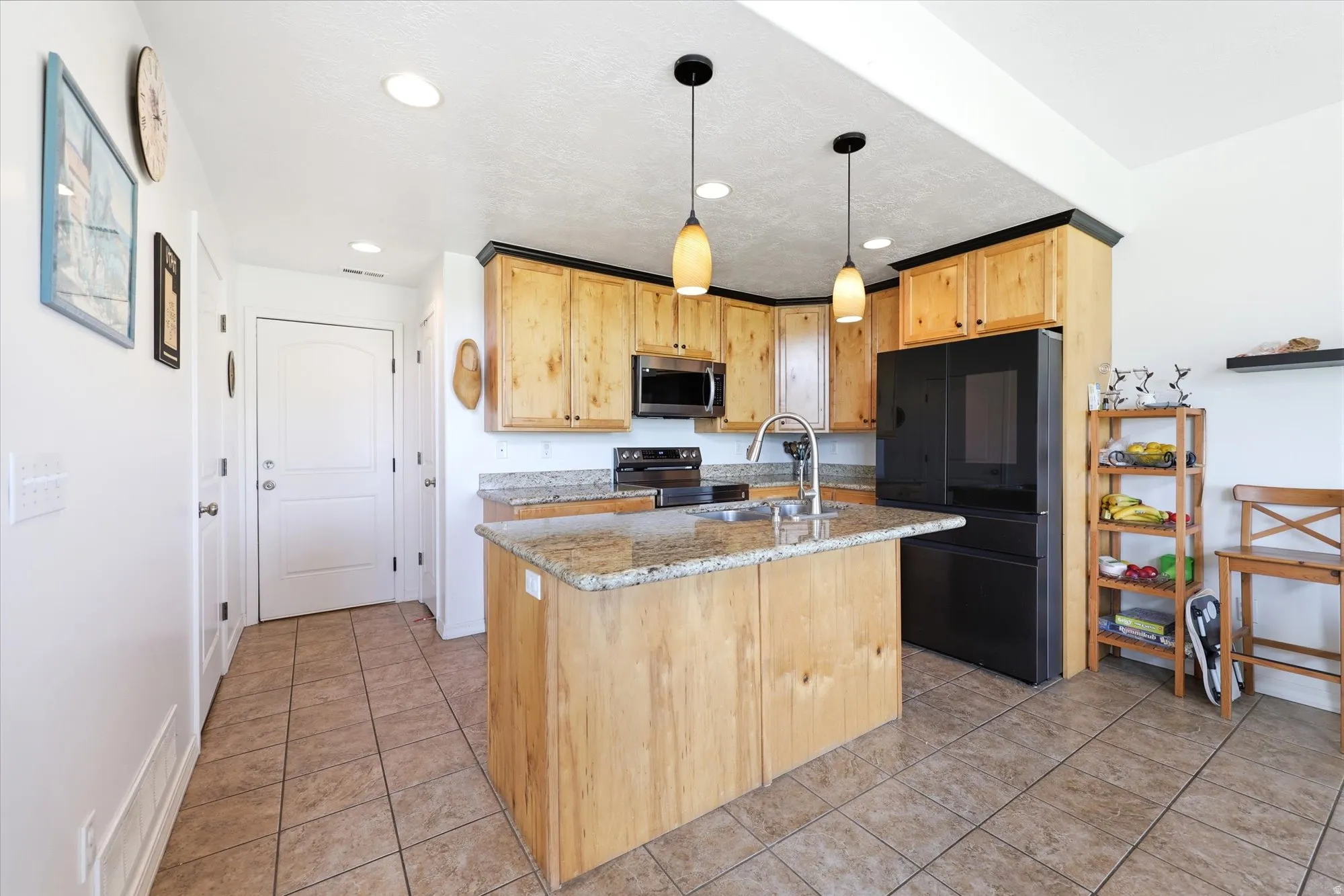 NEW Appliances - Natural Lighting - Perfect for entertaining.