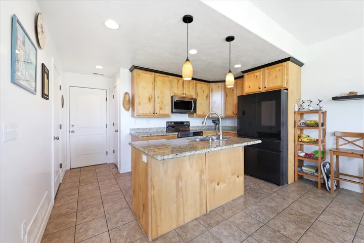 NEW Appliances - Natural Lighting - Perfect for entertaining.