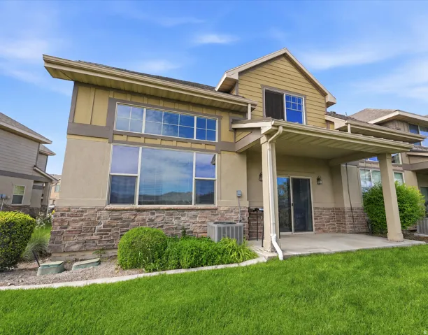 Covered Patio with Privacy & Views!