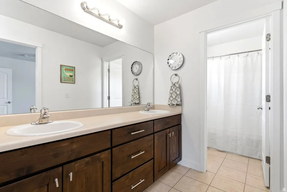 Dual vanity with integrated sinks and a large wall-mounted mirror