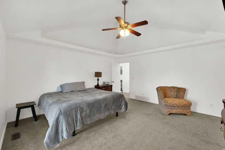 Recessed tray ceiling with a ceiling fan