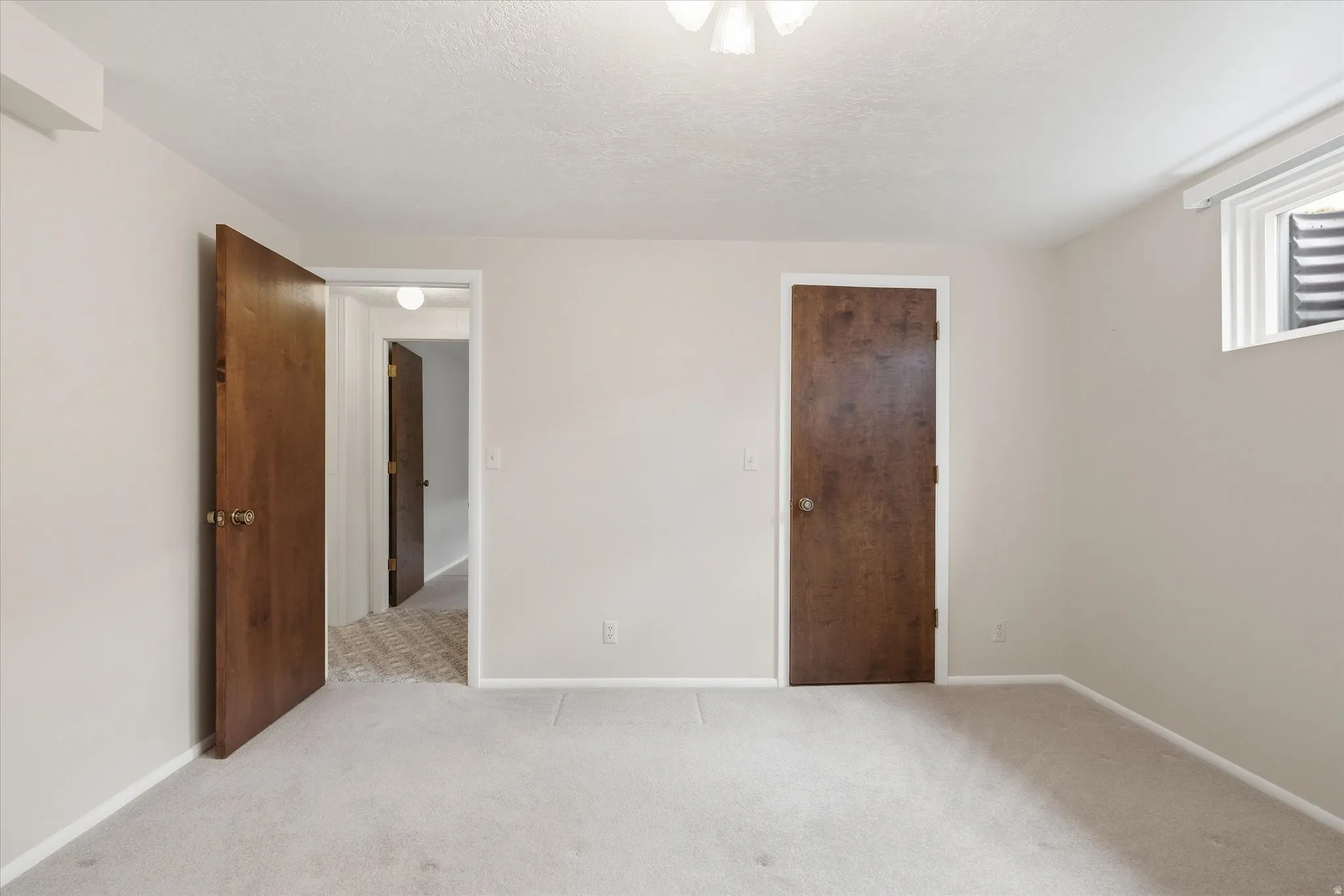 Neutral tone wall paint with light-toned carpeting