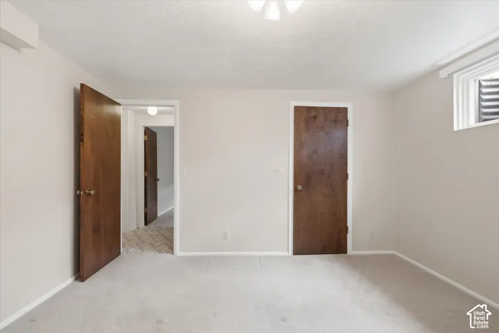 Neutral tone wall paint with light-toned carpeting