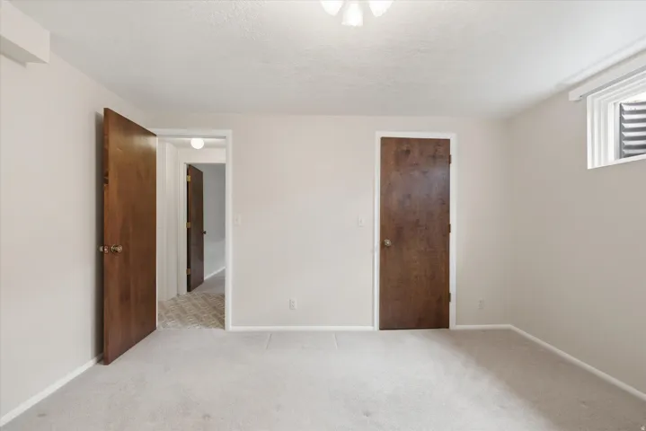 Neutral tone wall paint with light-toned carpeting