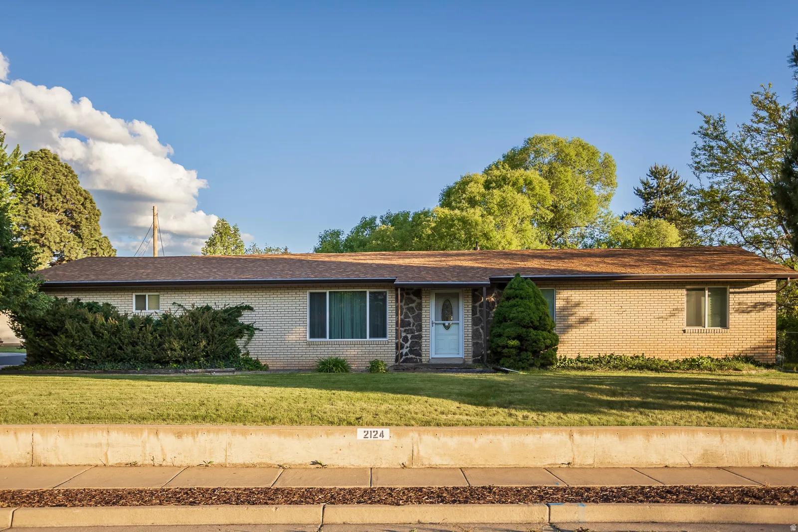 Ranch-style residence featuring a combination brick and stone facade
