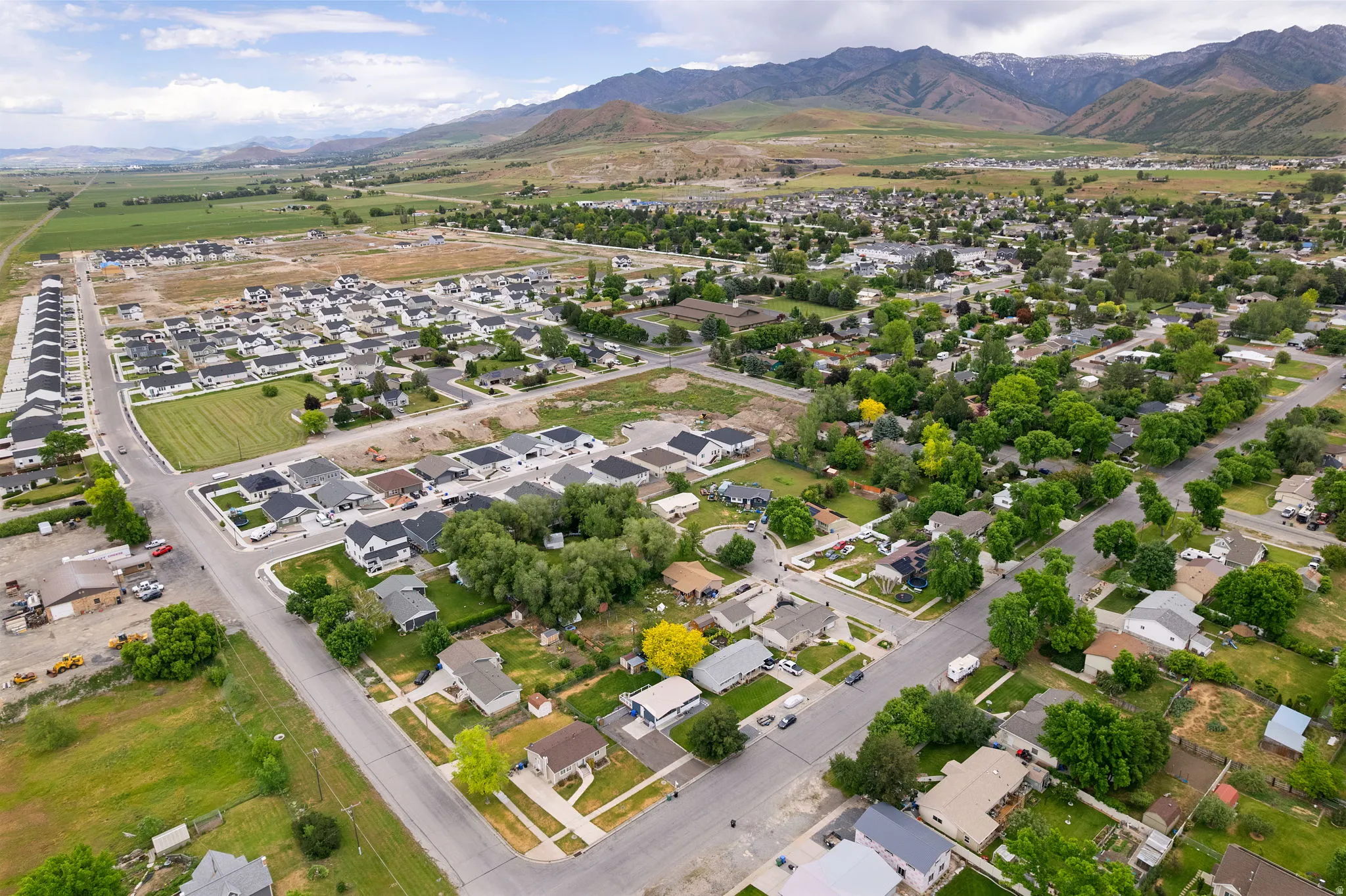 Expansive neighborhood featuring a mix of established homes and new construction developments