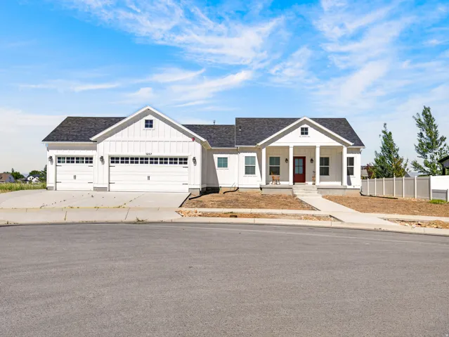 Beautiful farmhouse-style new home in Mapleton