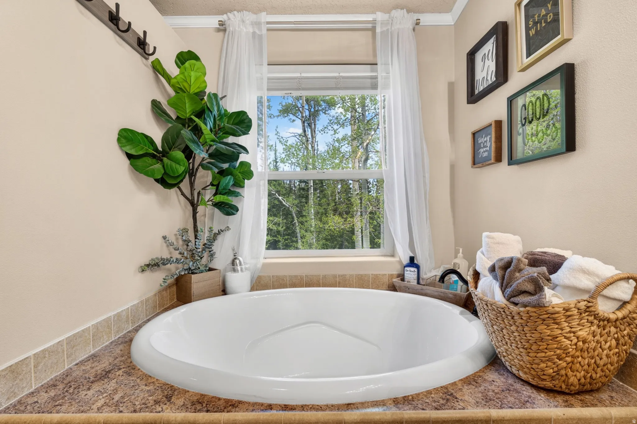Alcove soaking tub with a white finish, set into a stone-look countertop