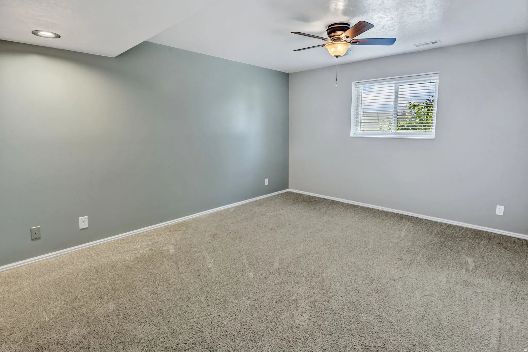 Neutral tone carpet flooring with baseboard trim