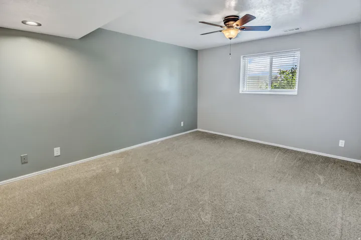 Neutral tone carpet flooring with baseboard trim