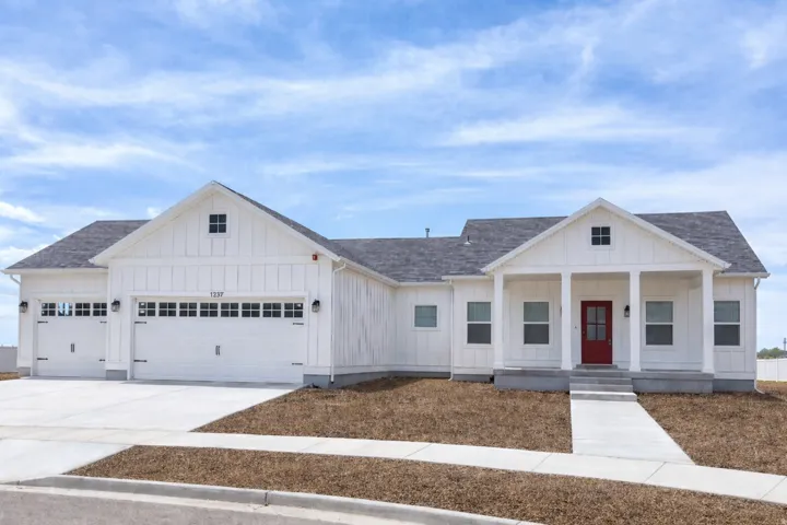Modern farmhouse-style home in Mapleton