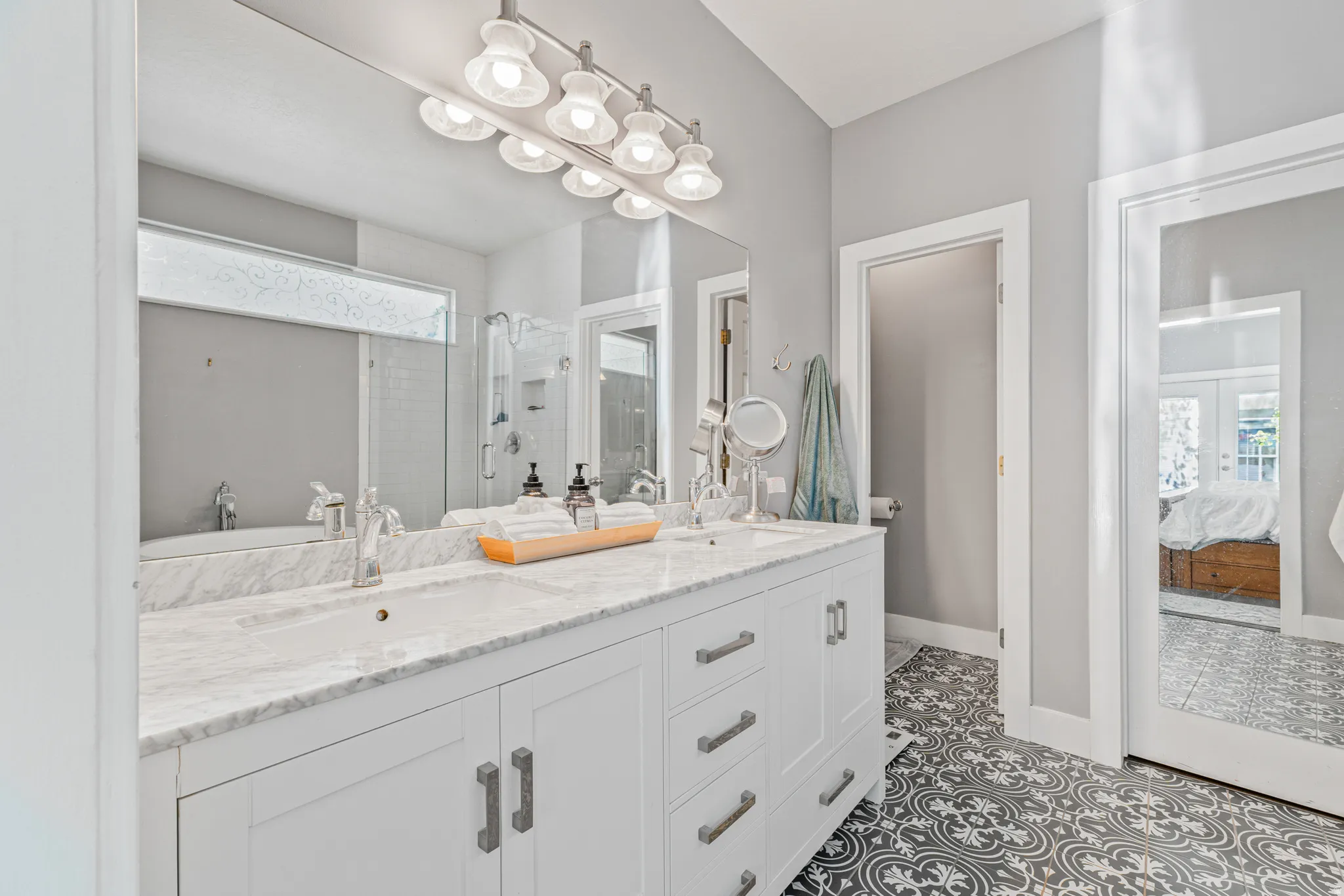 Double vanity with undermount sinks and light-toned countertop