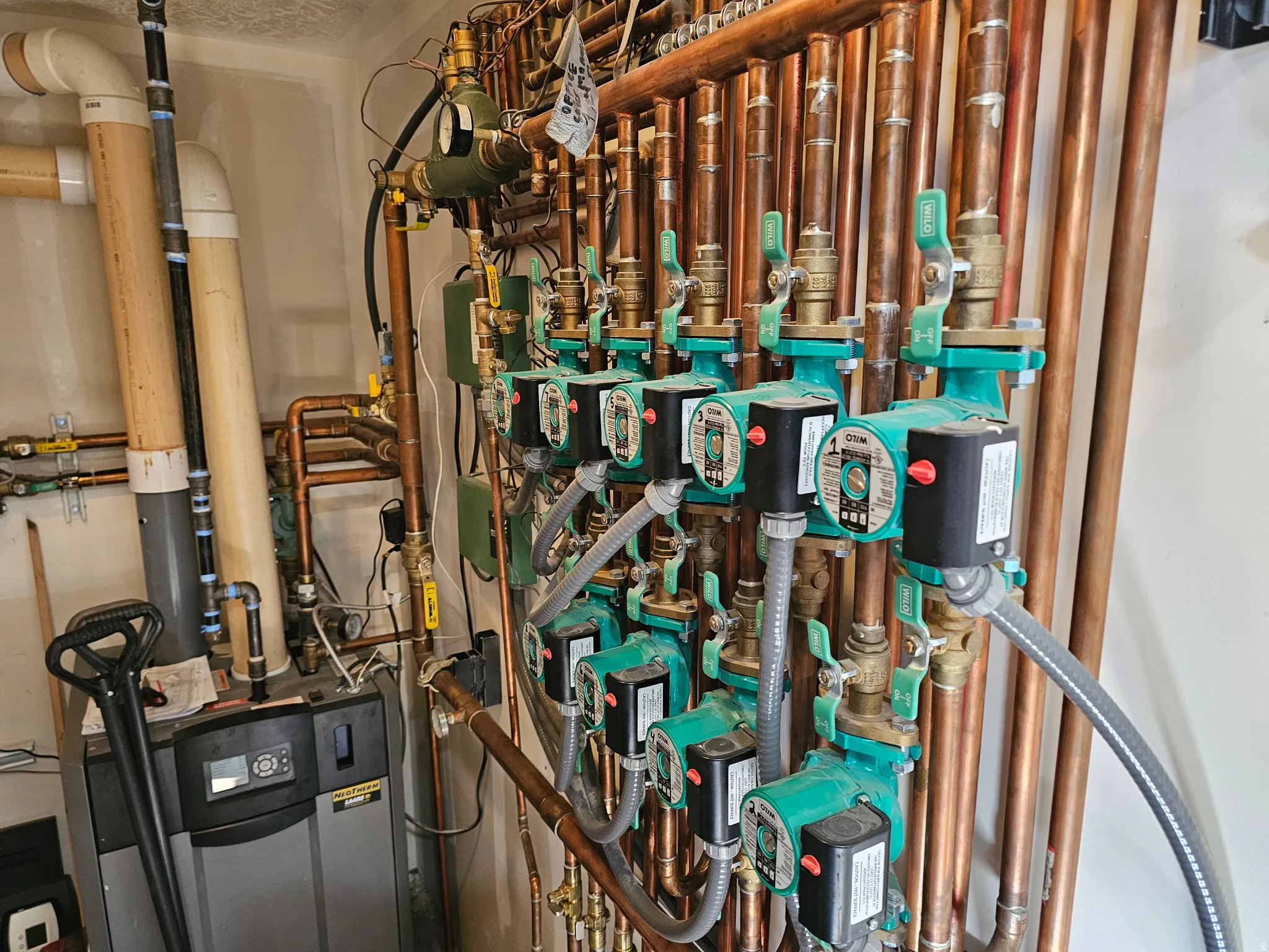 Hydronic heating system featuring multiple copper pipes and control units