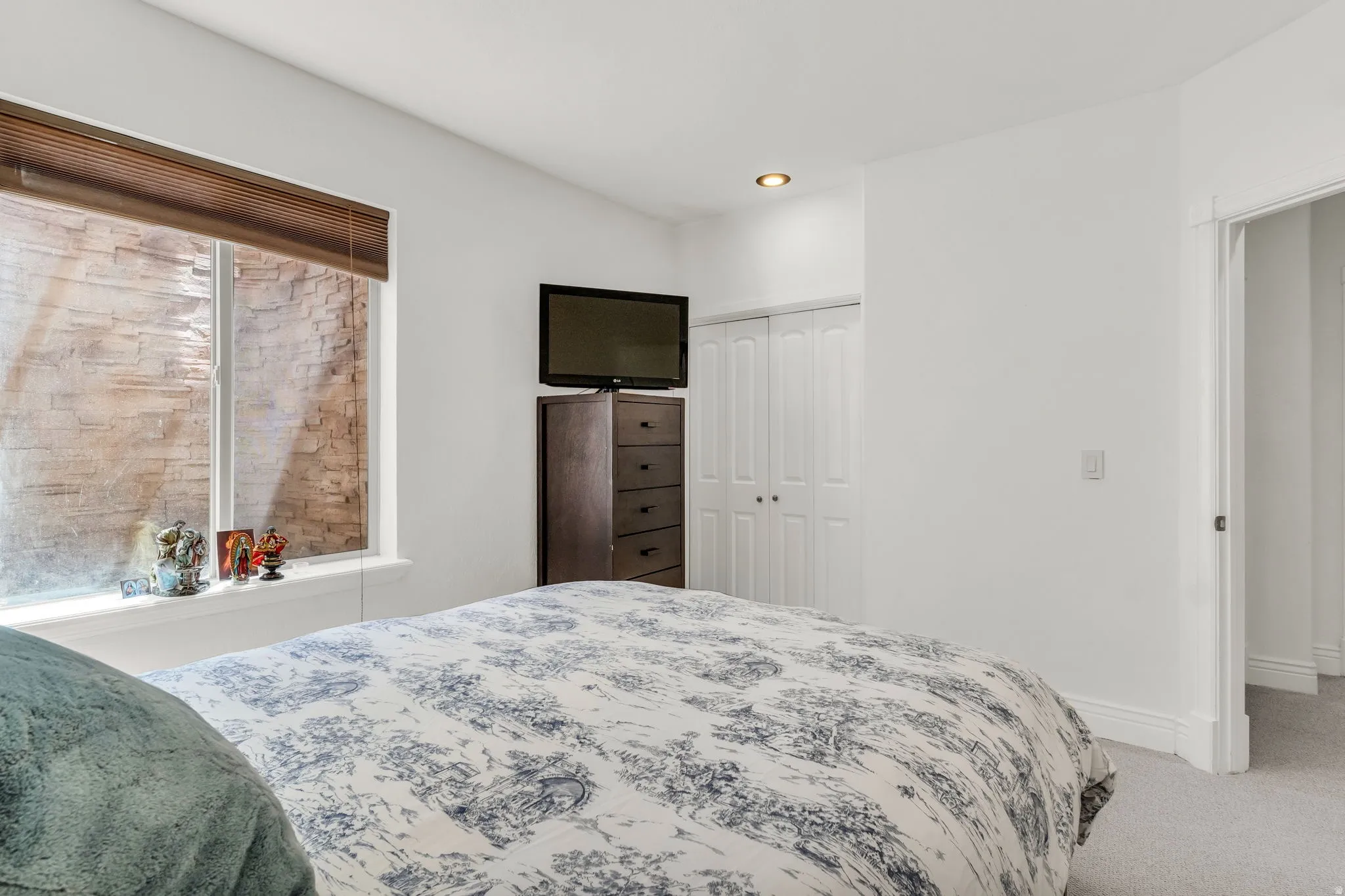 4rth Bedroom located in the basement with bifold closet