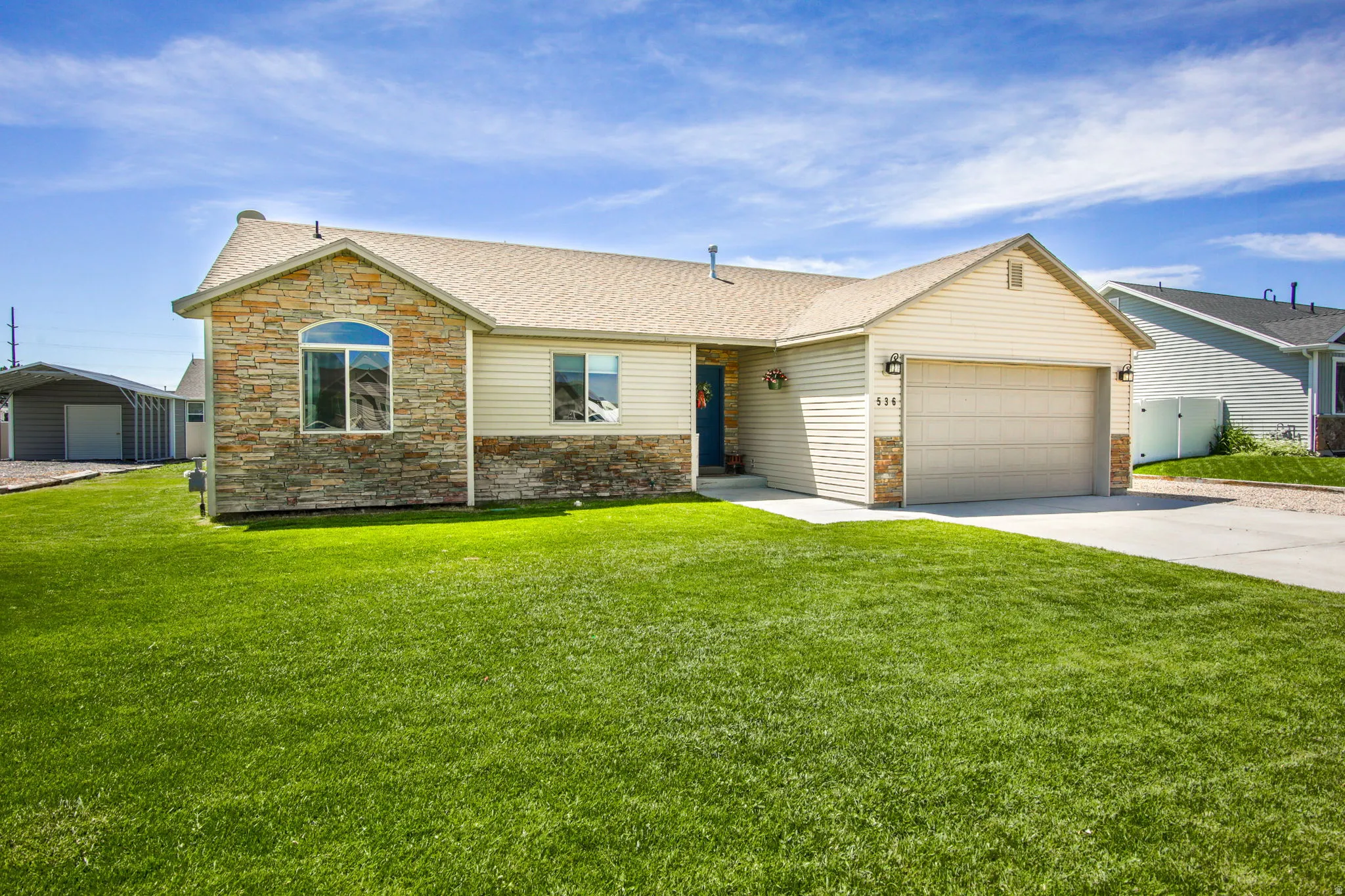 Ranch-style residence featuring a stone veneer and siding facade