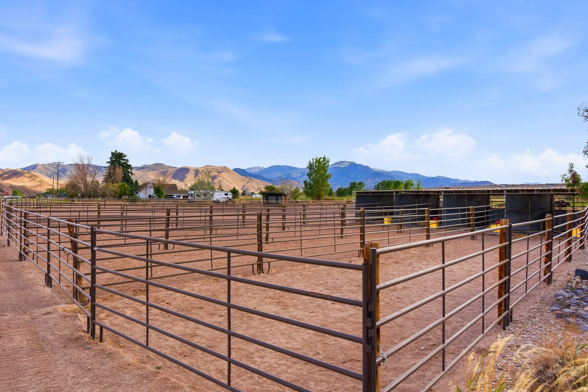 Mare Motel4 stalls/runsBreezeway, water, power, lights, and Ritchie automatic heated waterers.