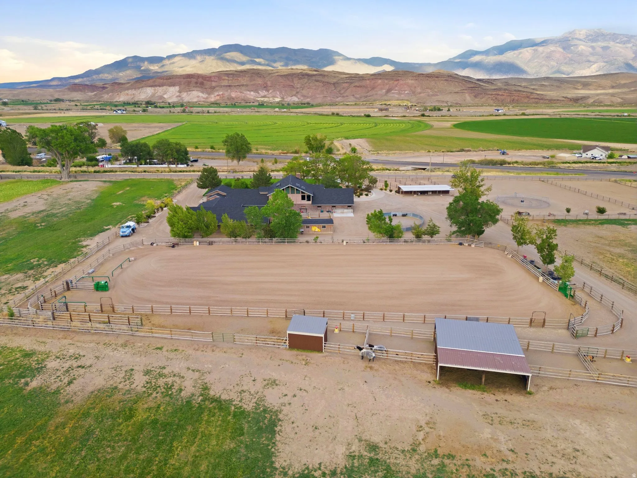 Professionally built arena with proper footing, roping boxes, remote‑controlled Chute Help roping chute, stripping chute, and a livestock return alley. Designed for team roping, barrel work, and general performance‑horse training.