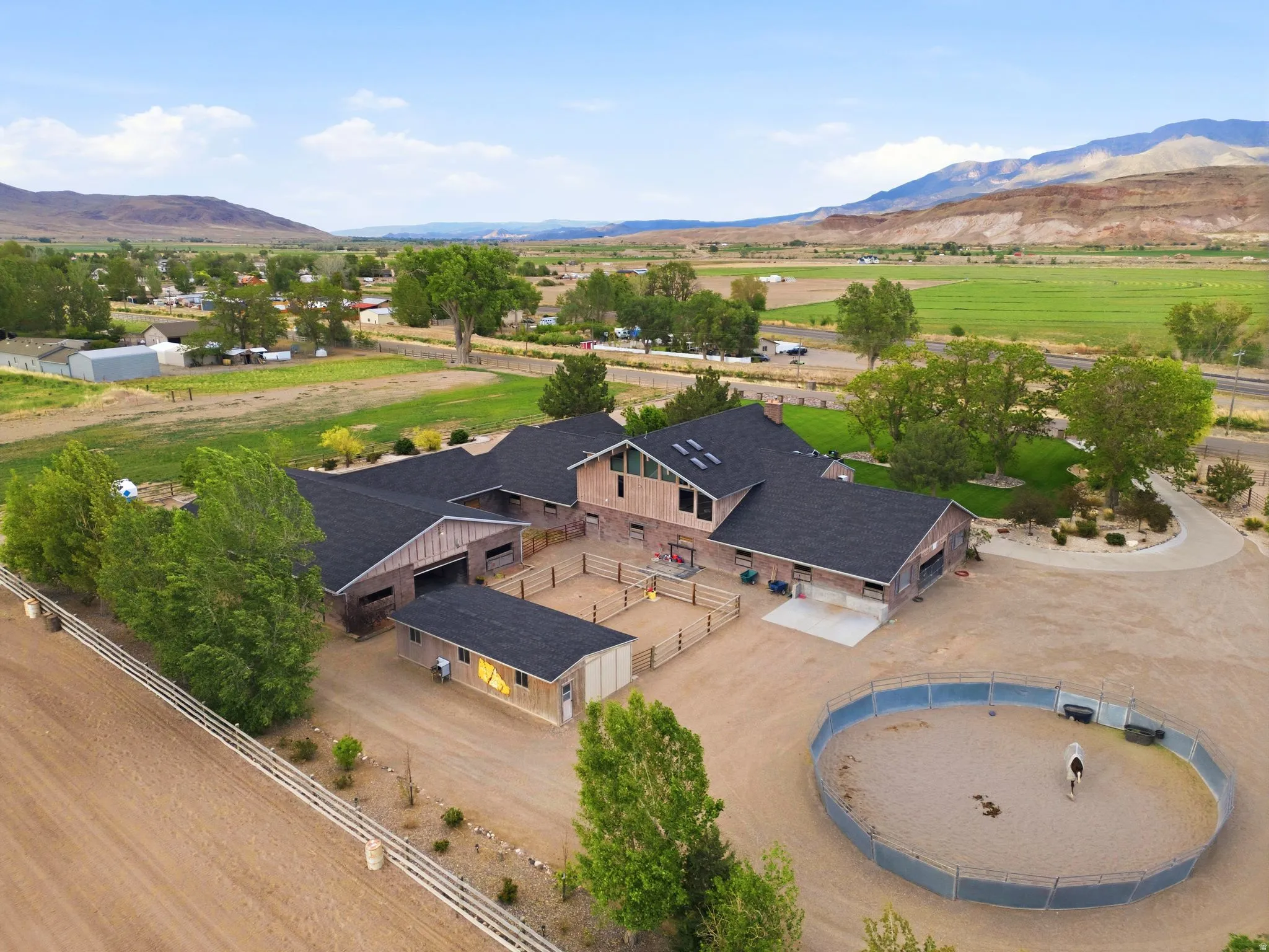 Main Residence, Main Breeding / Veterinary Barn, Stallion / Back Barn, Stallion Stalls, Runs & Round Pen