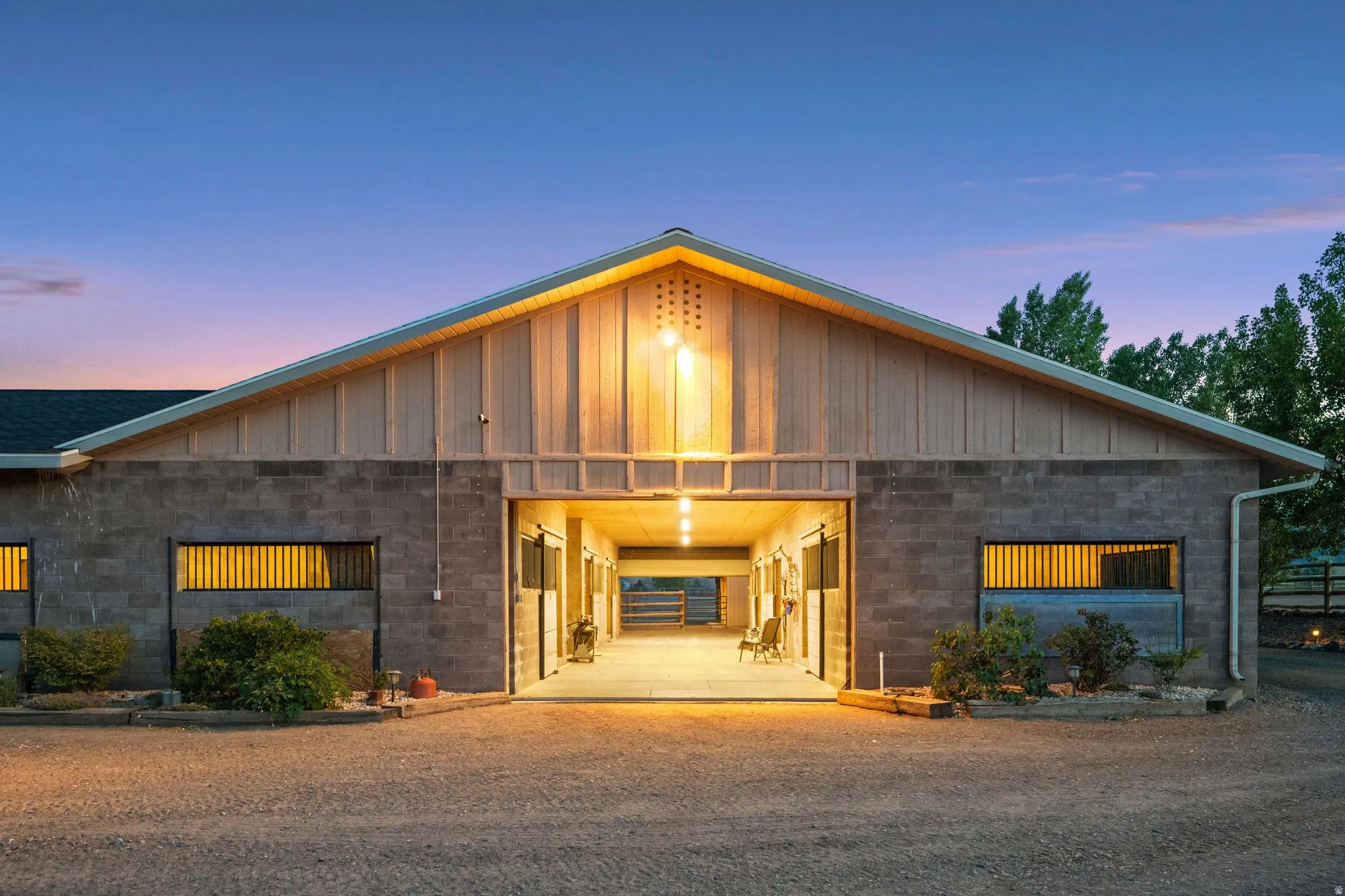 Barn Stallion / Back Barn6 indoor stallsConcrete floors, rubber mats, cameras in four stalls, and a large tack room.