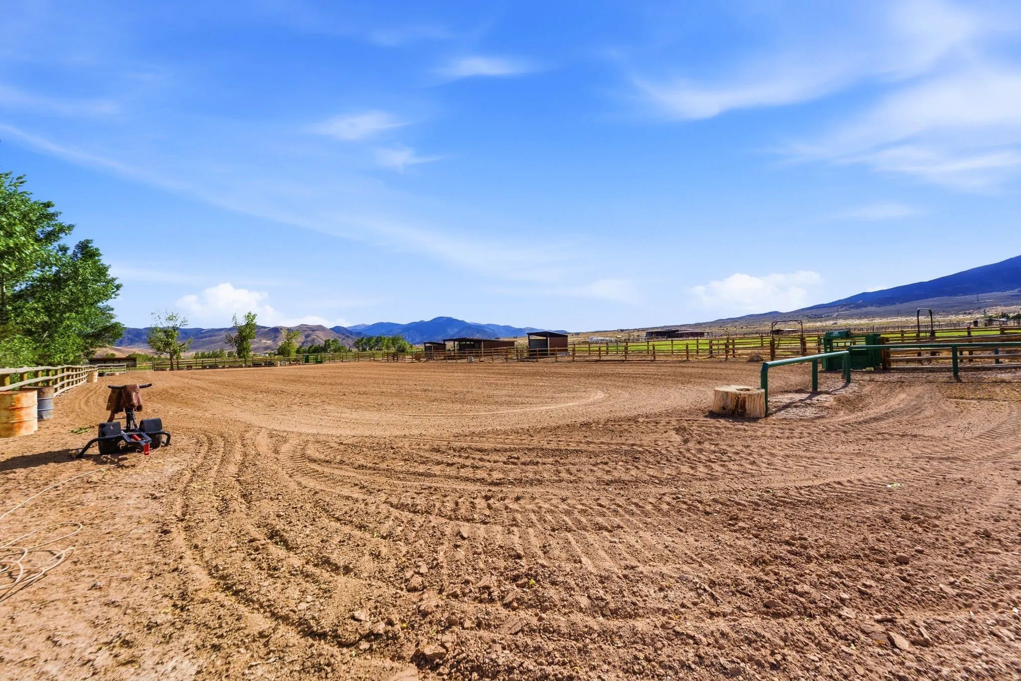 Professionally built arena with proper footing, roping boxes, remote‑controlled Chute Help roping chute, stripping chute, and a livestock return alley. Designed for team roping, barrel work, and general performance‑horse training