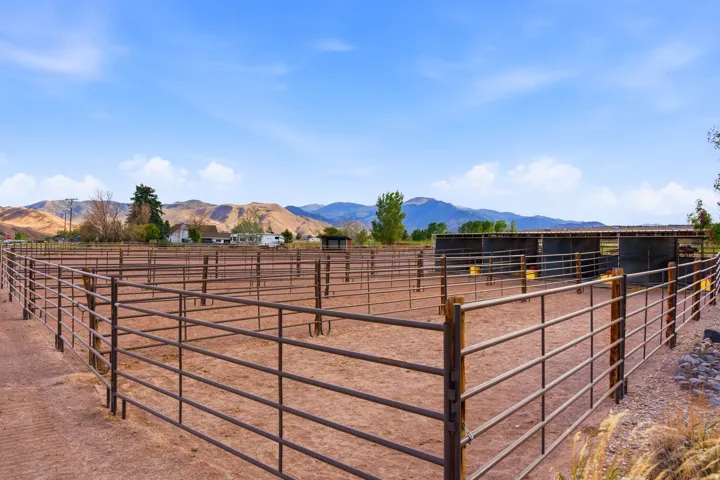 Mare Motel4 stalls/runsBreezeway, water, power, lights, and Ritchie automatic heated waterers.