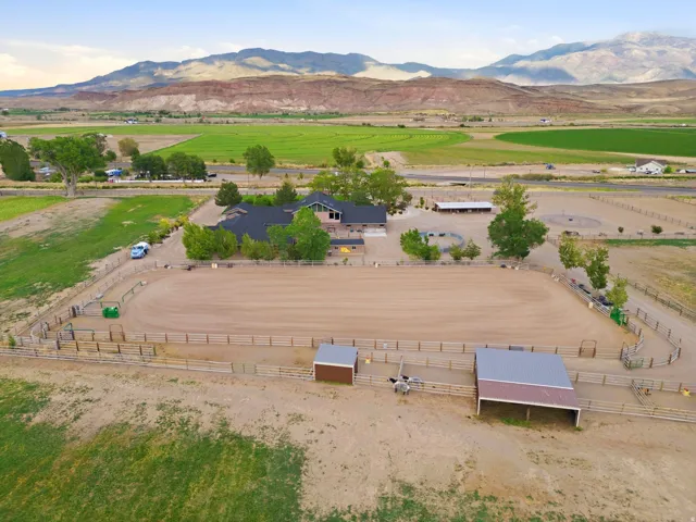 Professionally built arena with proper footing, roping boxes, remote‑controlled Chute Help roping chute, stripping chute, and a livestock return alley. Designed for team roping, barrel work, and general performance‑horse training.