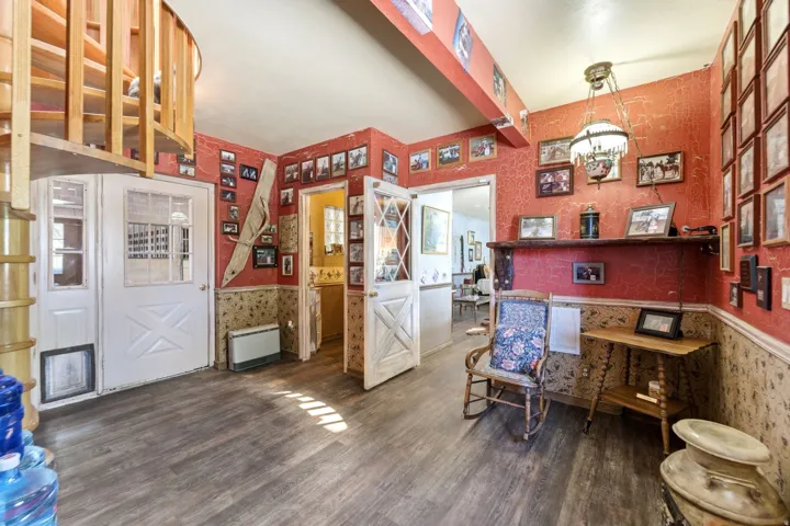 Office & bathroom with direct access to Breeding / Veterinary Barn.
