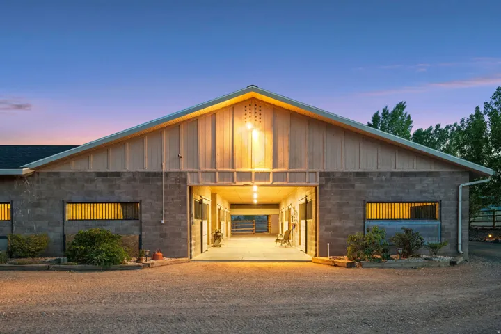 Barn Stallion / Back Barn6 indoor stallsConcrete floors, rubber mats, cameras in four stalls, and a large tack room.