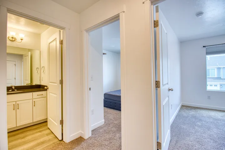 Hallway with neutral carpeting