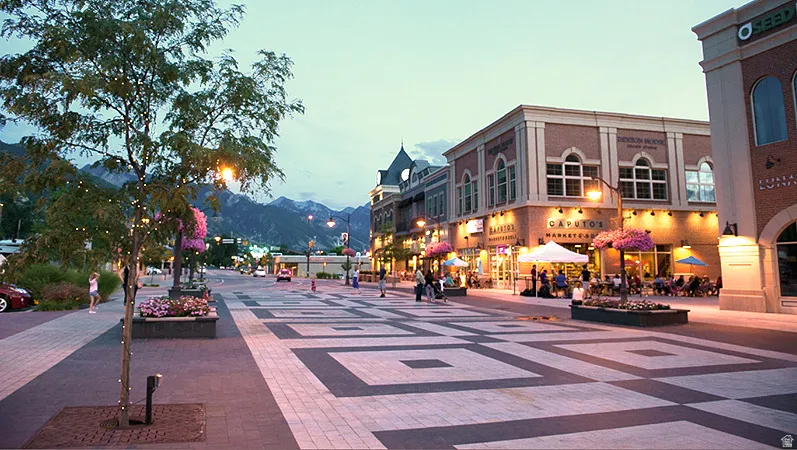 Walking distance to Holladay center